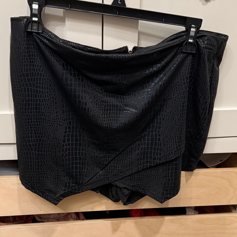 SHEIN Black Animal Print Textured Skort